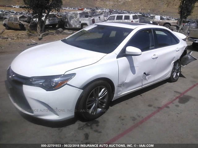 4T1BF1FK0FU003385 - 2015 TOYOTA CAMRY LE/XLE/SE/XSE WHITE photo 2