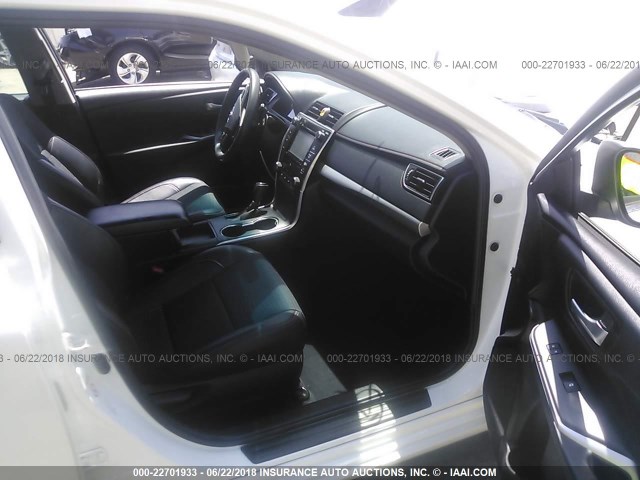 4T1BF1FK0FU003385 - 2015 TOYOTA CAMRY LE/XLE/SE/XSE WHITE photo 5