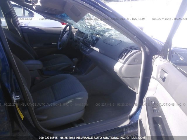4T1BE30K25U432159 - 2005 TOYOTA CAMRY LE/XLE/SE BLUE photo 5