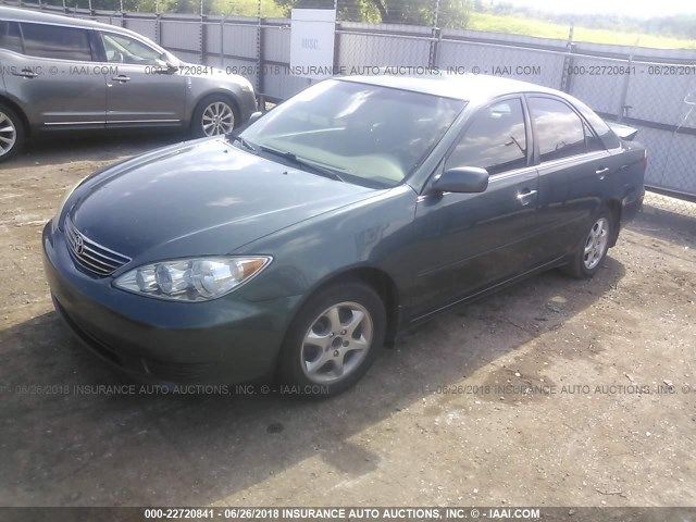 4T1BE30K55U099195 - 2005 TOYOTA CAMRY LE/XLE/SE GREEN photo 2