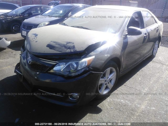 4T1BF1FK6CU611083 - 2012 TOYOTA CAMRY SE/LE/XLE BLACK photo 2