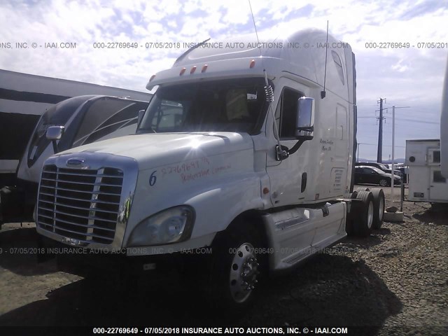 1FUJGLDR7CSBE9063 - 2012 FREIGHTLINER CASCADIA 125  WHITE photo 2