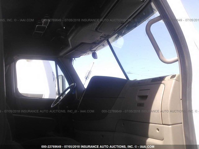 1FUJGLDR7CSBE9063 - 2012 FREIGHTLINER CASCADIA 125  WHITE photo 5