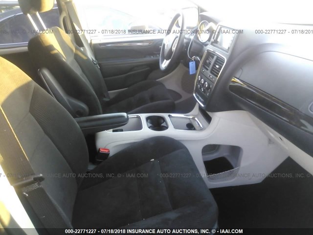 2C4RDGCG9GR272544 - 2016 DODGE GRAND CARAVAN SXT GRAY photo 5