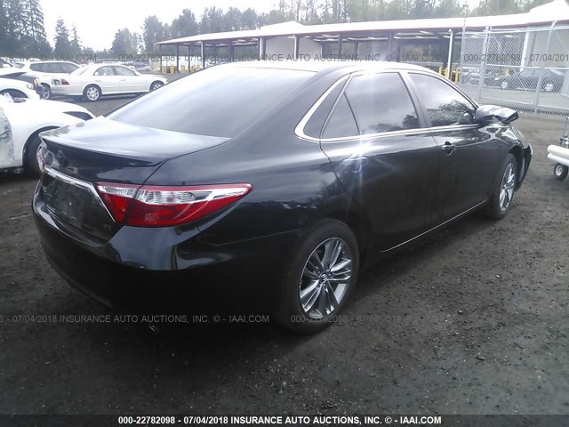 4T1BF1FK2HU309913 - 2017 TOYOTA CAMRY LE/XLE/SE/XSE BLACK photo 4