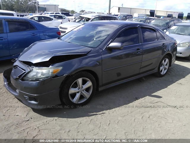 4T1BF3EKXBU741993 - 2011 TOYOTA CAMRY SE/LE/XLE GRAY photo 2