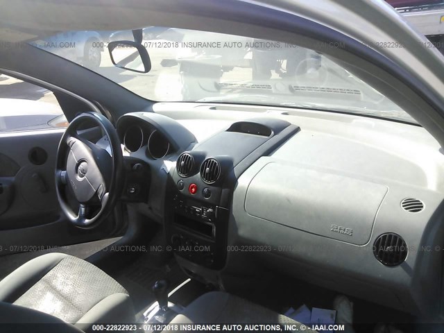 KL1TD52625B406686 - 2005 CHEVROLET AVEO LS SILVER photo 5