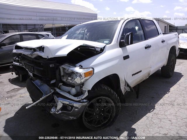 5TFEW5F1XHX216264 - 2017 TOYOTA TUNDRA CREWMAX SR5 WHITE photo 2