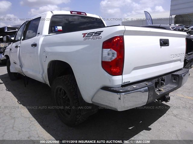 5TFEW5F1XHX216264 - 2017 TOYOTA TUNDRA CREWMAX SR5 WHITE photo 3