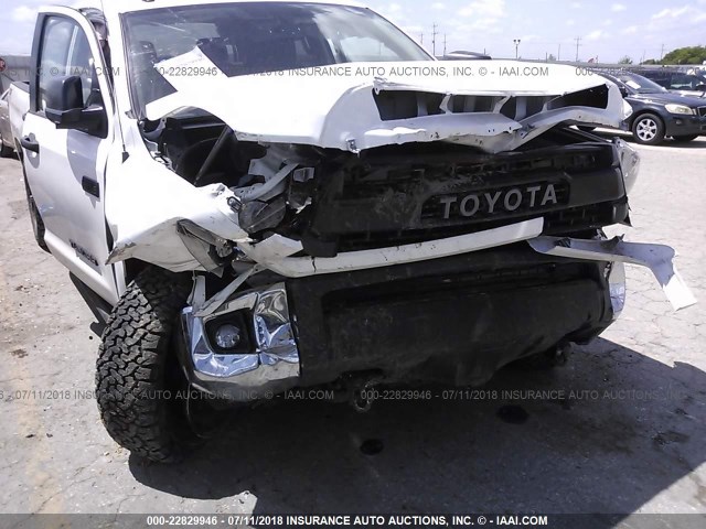 5TFEW5F1XHX216264 - 2017 TOYOTA TUNDRA CREWMAX SR5 WHITE photo 6