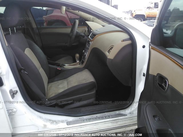 1G1ZC5EB2AF149099 - 2010 CHEVROLET MALIBU 1LT WHITE photo 5