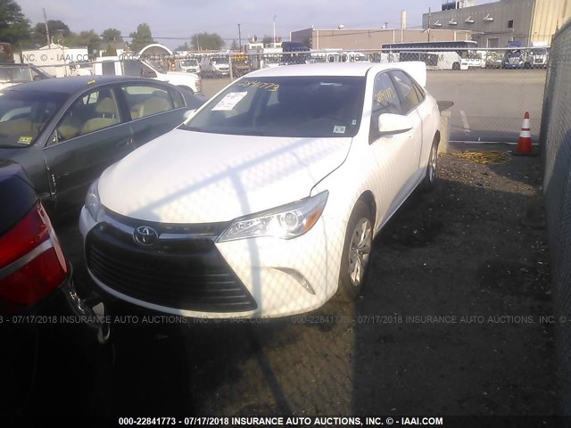 4T1BF1FK2FU036808 - 2015 TOYOTA CAMRY LE/XLE/SE/XSE WHITE photo 2