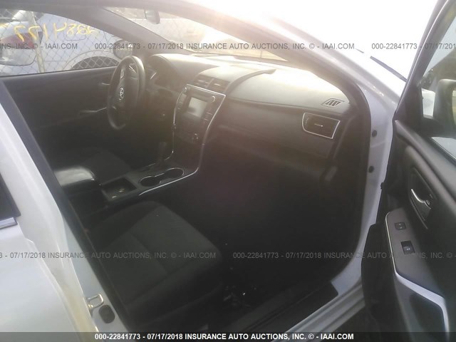 4T1BF1FK2FU036808 - 2015 TOYOTA CAMRY LE/XLE/SE/XSE WHITE photo 5