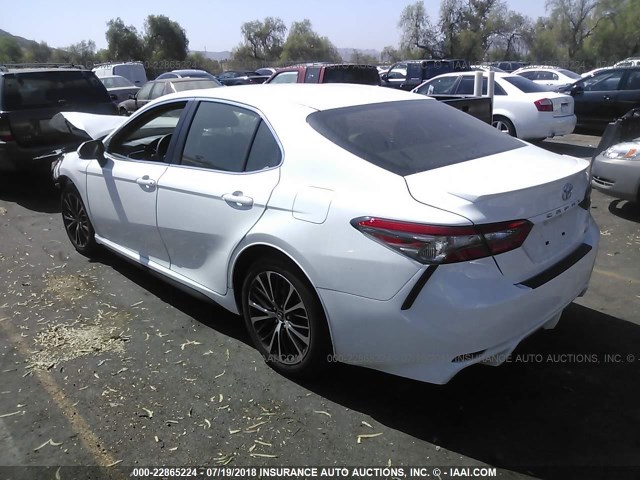 JTNB11HK6J3036725 - 2018 TOYOTA CAMRY L/LE/XLE/SE/XSE WHITE photo 3