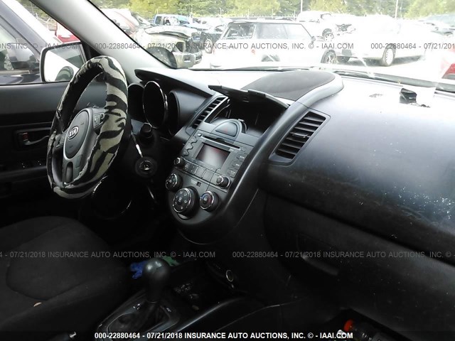 KNDJT2A24B7266994 - 2011 KIA SOUL +/!/SPORT SILVER photo 5