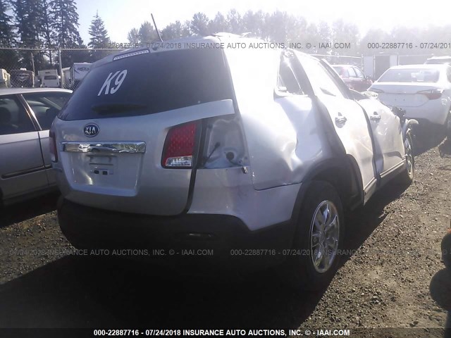 5XYKTDA2XDG314780 - 2013 KIA SORENTO LX SILVER photo 4