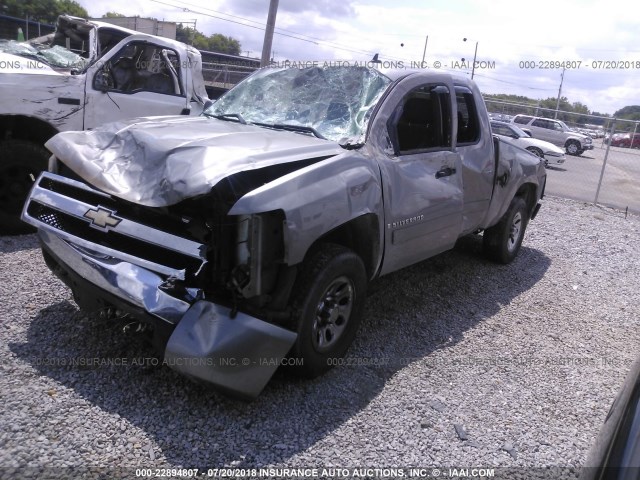 2GCEC19J771647301 - 2007 CHEVROLET SILVERADO C1500 GRAY photo 2