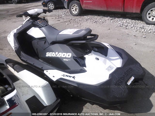 YDV80435E717 - 2017 SEADOO UNKNOWN  WHITE photo 3