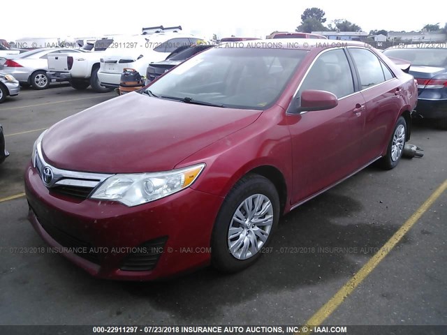 4T1BF1FK8DU693805 - 2013 TOYOTA CAMRY L/SE/LE/XLE წითელი ფოტო 2