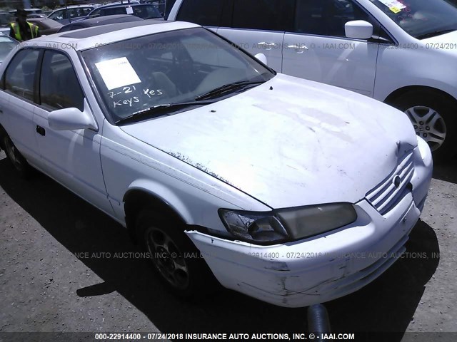 4T1BG22K5WU833837 - 1998 TOYOTA CAMRY CE/LE/XLE WHITE photo 1