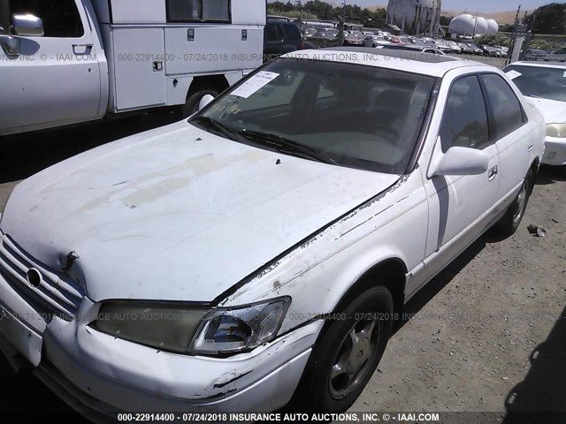 4T1BG22K5WU833837 - 1998 TOYOTA CAMRY CE/LE/XLE WHITE photo 2