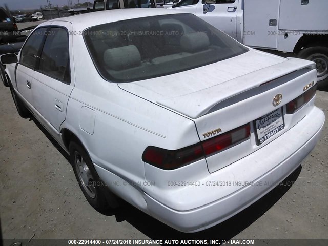 4T1BG22K5WU833837 - 1998 TOYOTA CAMRY CE/LE/XLE WHITE photo 3