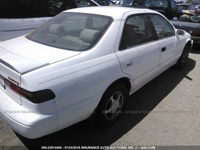 4T1BG22K5WU833837 - 1998 TOYOTA CAMRY CE/LE/XLE WHITE photo 4