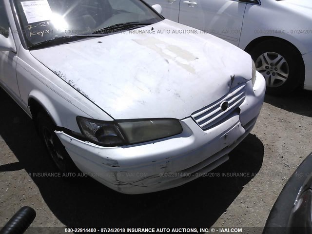 4T1BG22K5WU833837 - 1998 TOYOTA CAMRY CE/LE/XLE WHITE photo 6