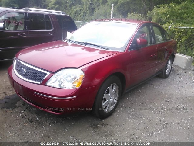 1FAFP23135G170671 - 2005 FORD FIVE HUNDRED SE RED photo 2