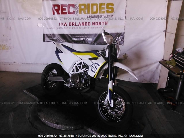 VBKUSV400JM717462 - 2018 HUSQVARNA SUPERMOTO 701  WHITE photo 1