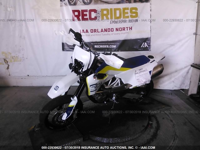 VBKUSV400JM717462 - 2018 HUSQVARNA SUPERMOTO 701  WHITE photo 2