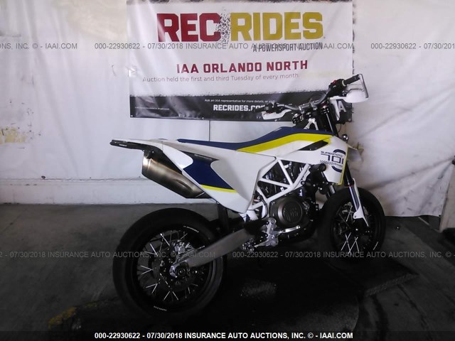 VBKUSV400JM717462 - 2018 HUSQVARNA SUPERMOTO 701  WHITE photo 4