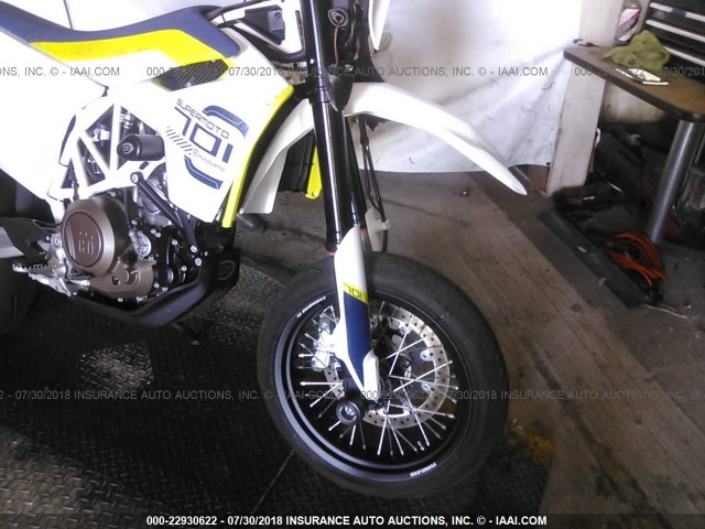 VBKUSV400JM717462 - 2018 HUSQVARNA SUPERMOTO 701  WHITE photo 5