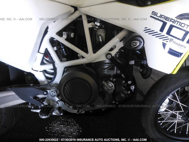 VBKUSV400JM717462 - 2018 HUSQVARNA SUPERMOTO 701  WHITE photo 8