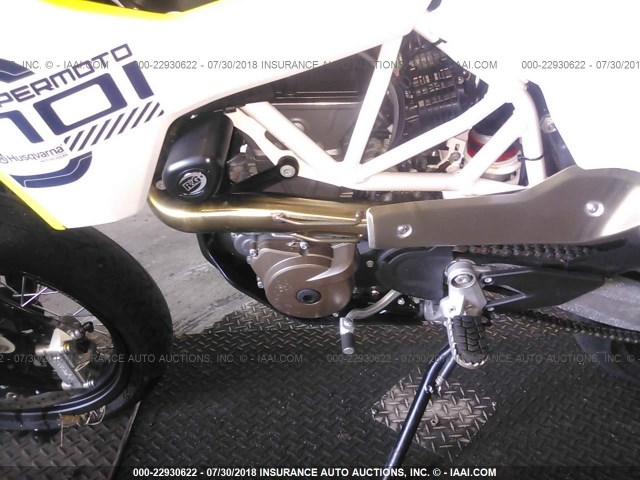 VBKUSV400JM717462 - 2018 HUSQVARNA SUPERMOTO 701  WHITE photo 9