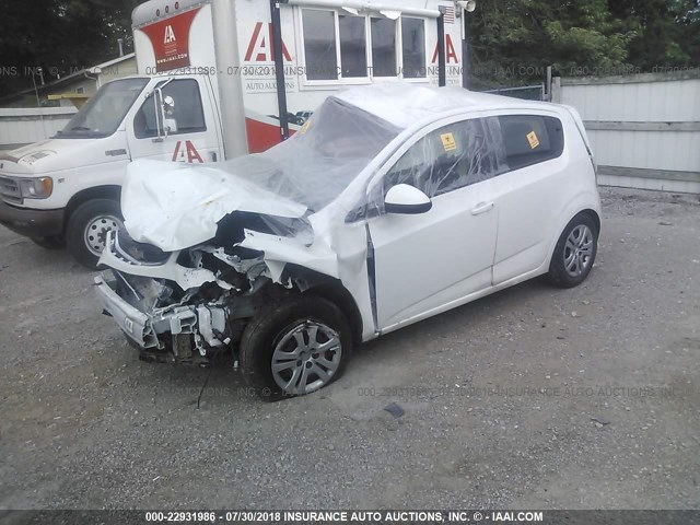 1G1JG6SHXJ4109476 - 2018 CHEVROLET SONIC WHITE photo 2