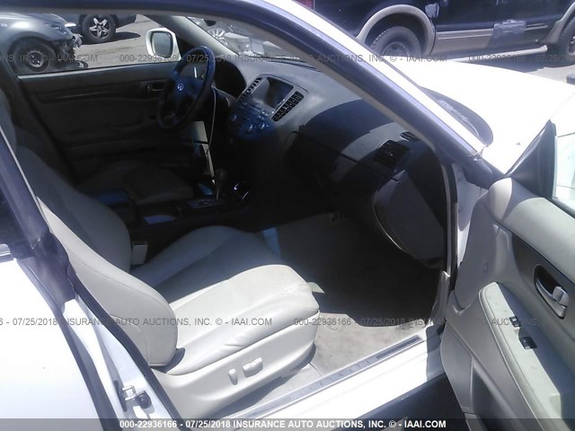 JNKAY41E43M005146 - 2003 INFINITI M45 WHITE photo 5