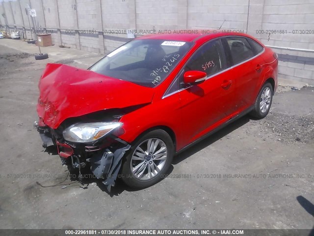 1FAHP3H27CL431174 - 2012 FORD FOCUS RED photo 2