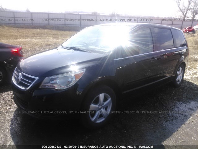 2V4RW3D16AR406694 - 2010 VOLKSWAGEN ROUTAN SE BLACK photo 2