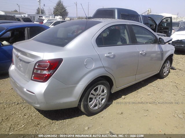 1G1JB5SH2J4102112 - 2018 CHEVROLET SONIC LS 银色 照片 4