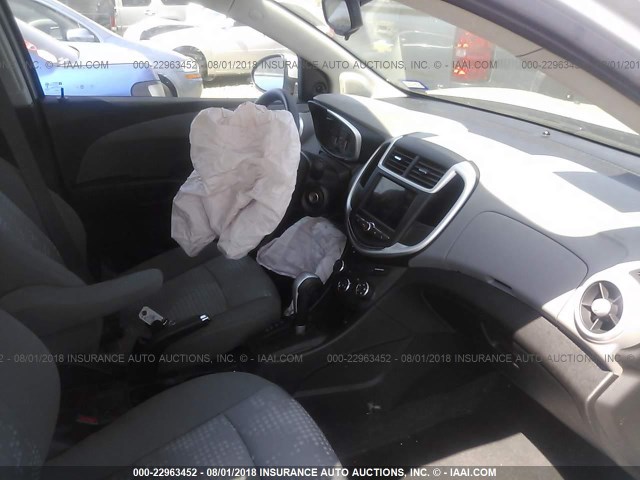 1G1JB5SH2J4102112 - 2018 CHEVROLET SONIC LS 银色 照片 5