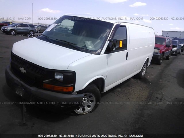 1GCFG15XX91138198 - 2009 CHEVROLET EXPRESS G1500  WHITE photo 2