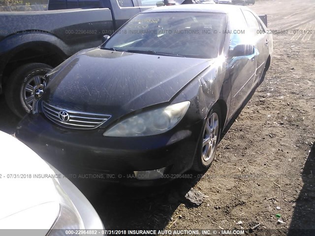 4T1BE30KX5U050865 - 2005 TOYOTA CAMRY LE/XLE/SE BLACK photo 2