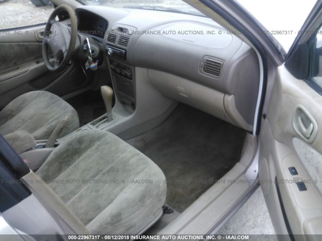 2T1BR18E0WC033888 - 1998 TOYOTA COROLLA VE/CE/LE 棕色 照片 5