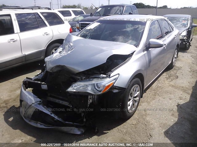 4T4BF1FKXFR504614 - 2015 TOYOTA CAMRY LE/XLE/SE/XSE SILVER photo 2