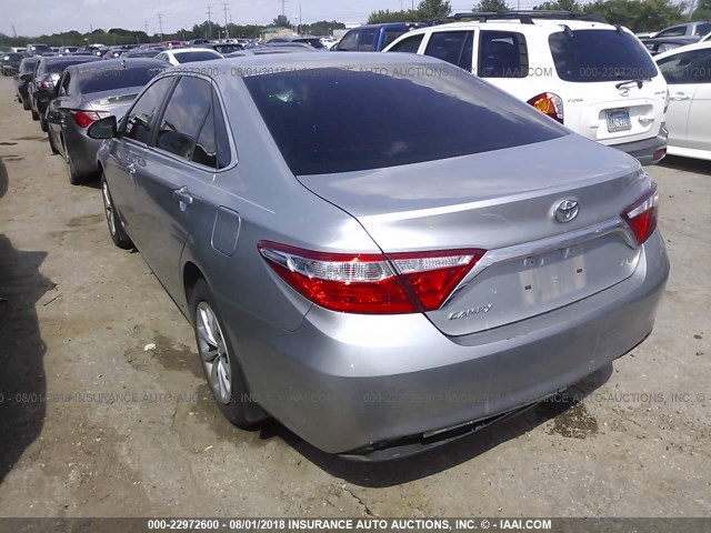 4T4BF1FKXFR504614 - 2015 TOYOTA CAMRY LE/XLE/SE/XSE SILVER photo 3