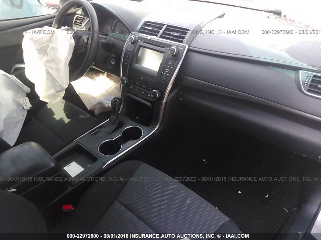 4T4BF1FKXFR504614 - 2015 TOYOTA CAMRY LE/XLE/SE/XSE SILVER photo 5