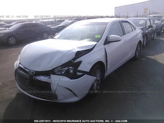 4T1BF1FK6GU181772 - 2016 TOYOTA CAMRY LE/XLE/SE/XSE WHITE photo 2