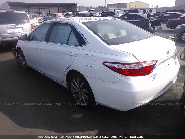 4T1BF1FK6GU181772 - 2016 TOYOTA CAMRY LE/XLE/SE/XSE WHITE photo 3
