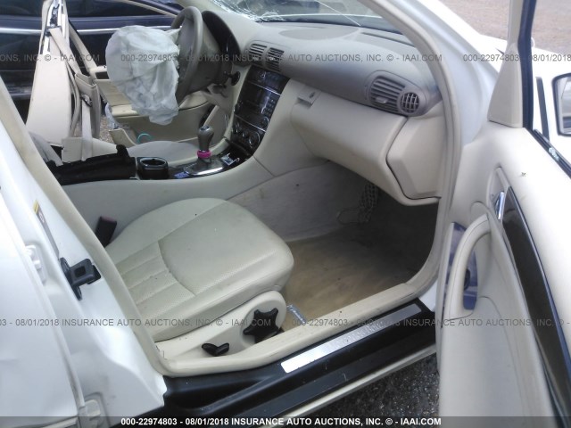 WDBRF61J25A727818 - 2005 MERCEDES-BENZ C 240 WHITE photo 5